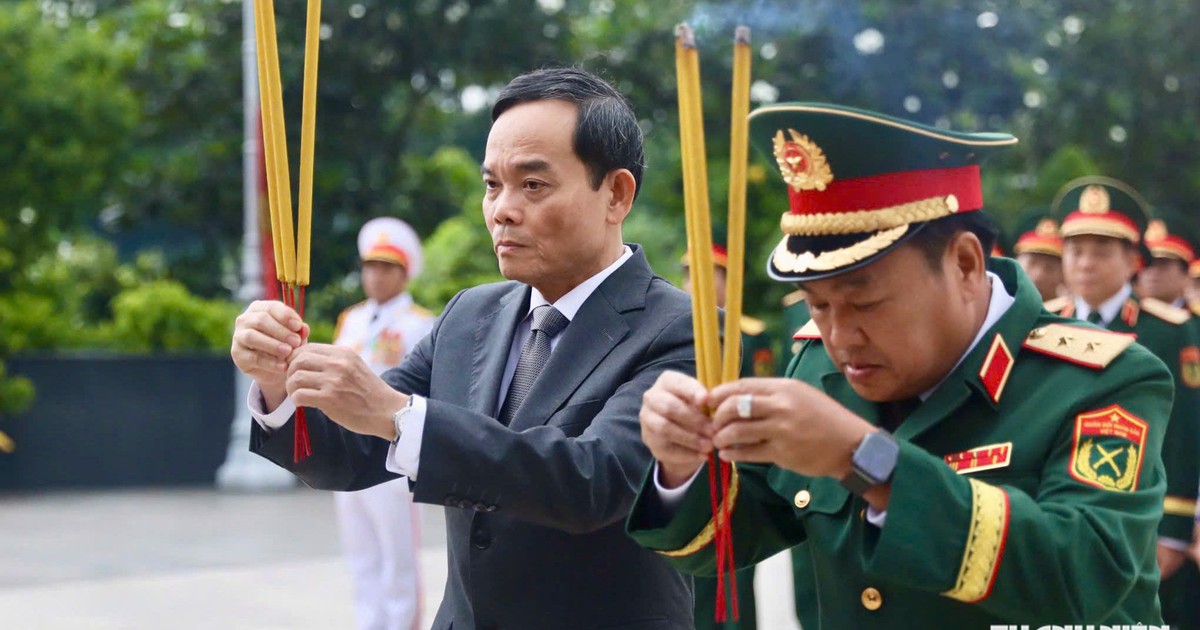 Bí thư Thành ủy TP.HCM Trần Lưu Quang dâng hương tri ân các anh hùng liệt sĩ
