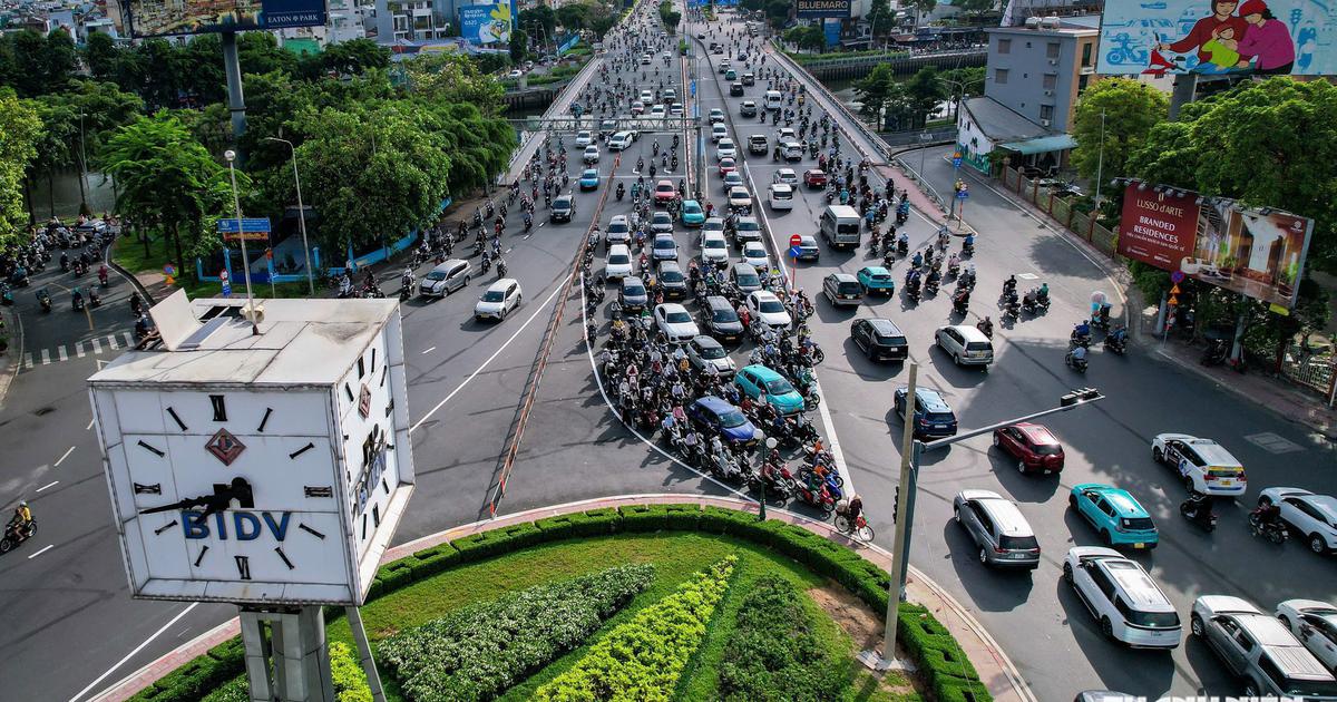 Vòng xoay Điện Biên Phủ: Vì sao dừng đèn đỏ nhưng lại bớt kẹt xe?