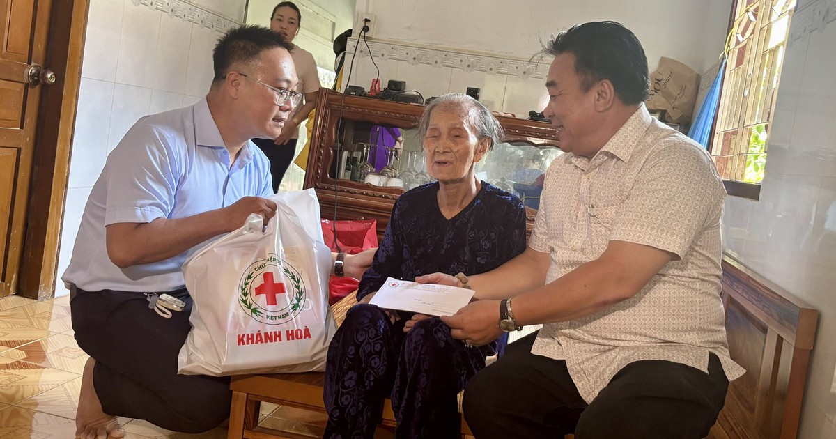 Hội Nh&agrave; b&aacute;o v&agrave; Hội Chữ thập đỏ tỉnh Kh&aacute;nh H&ograve;a tặng qu&agrave; gia đ&igrave;nh ch&iacute;nh s&aacute;ch