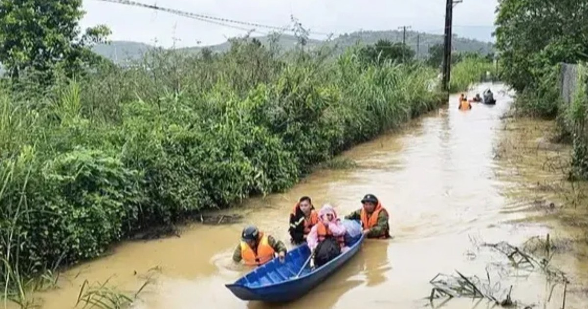 Mưa lớn g&acirc;y ngập s&acirc;u ở Bảo Lộc, cảnh s&aacute;t giải cứu kịp thời 16 người mắc kẹt