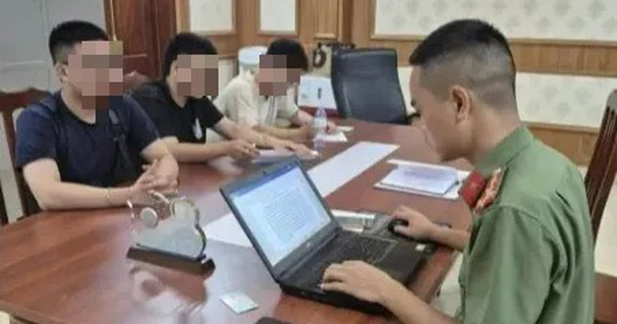 Công an làm việc với 3 người trong vụ đăng clip cợt nhả chương trình 'Sao sáng dẫn đường'
