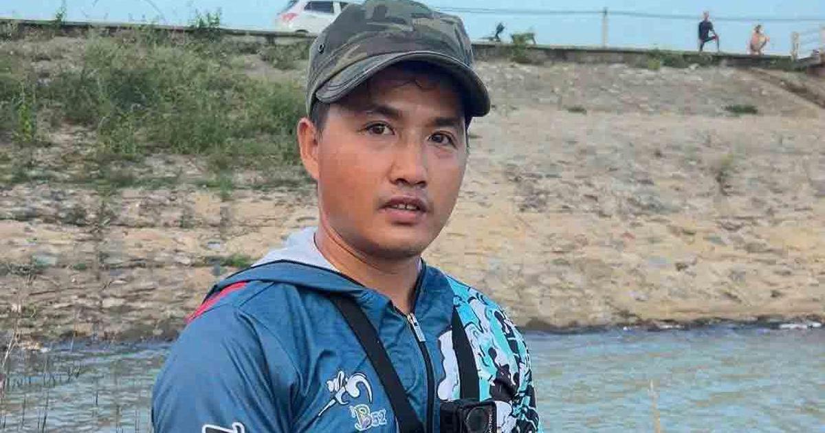 Người đàn ông mang cá đi tặng người lạ