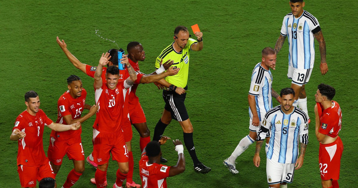 FIFA và IFAB bất đồng sâu sắc về VAR liên quan trận thắng của Argentina: Embolo có đáng bị đuổi?