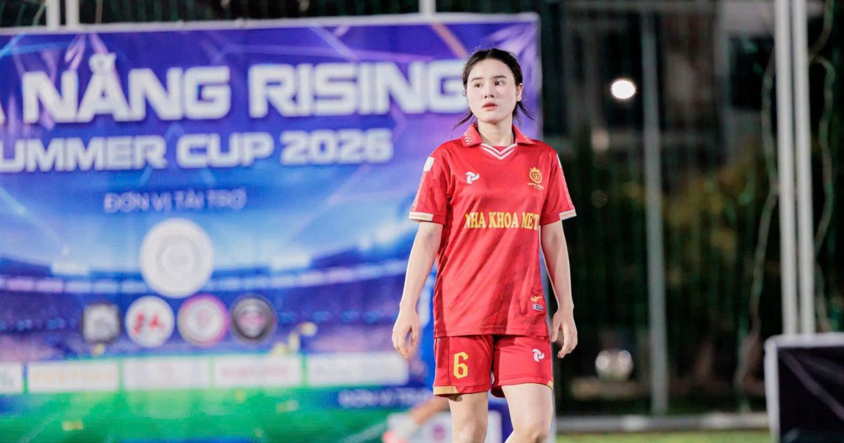Cô gái được gọi là 'hoa khôi bóng đá'