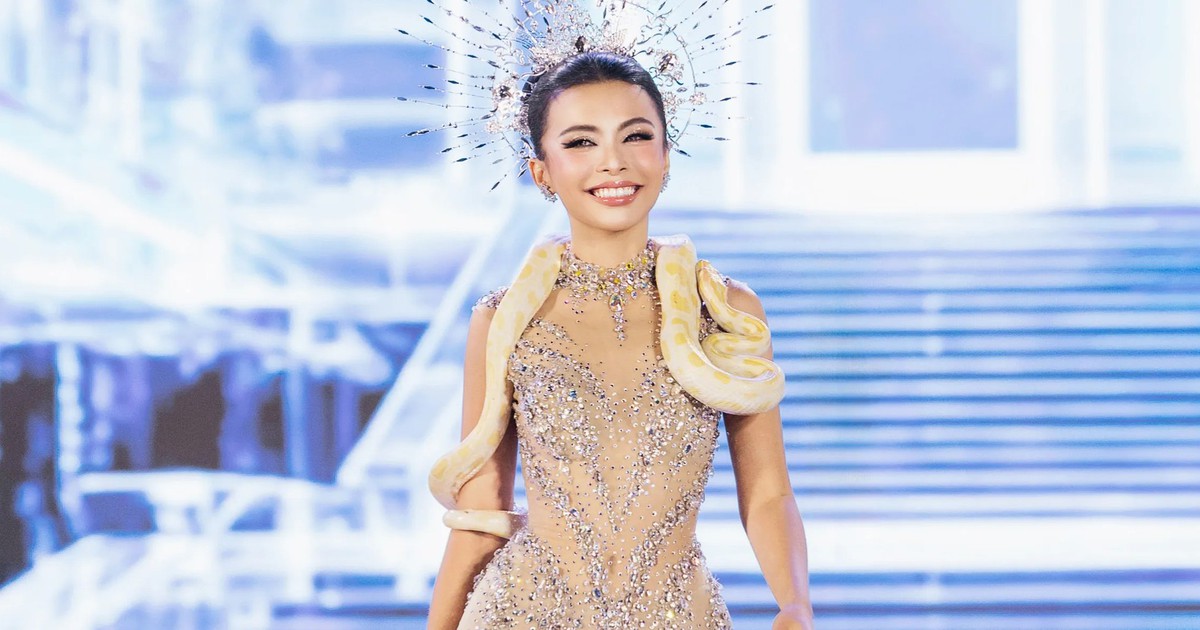 Thí sinh Miss Grand Vietnam 'gây sốc' khi quấn trăn lên sân khấu