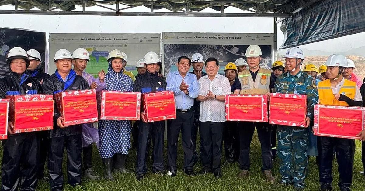Ông Đinh Văn Nơi tặng quà động viên công nhân thi công sân bay Phú Quốc