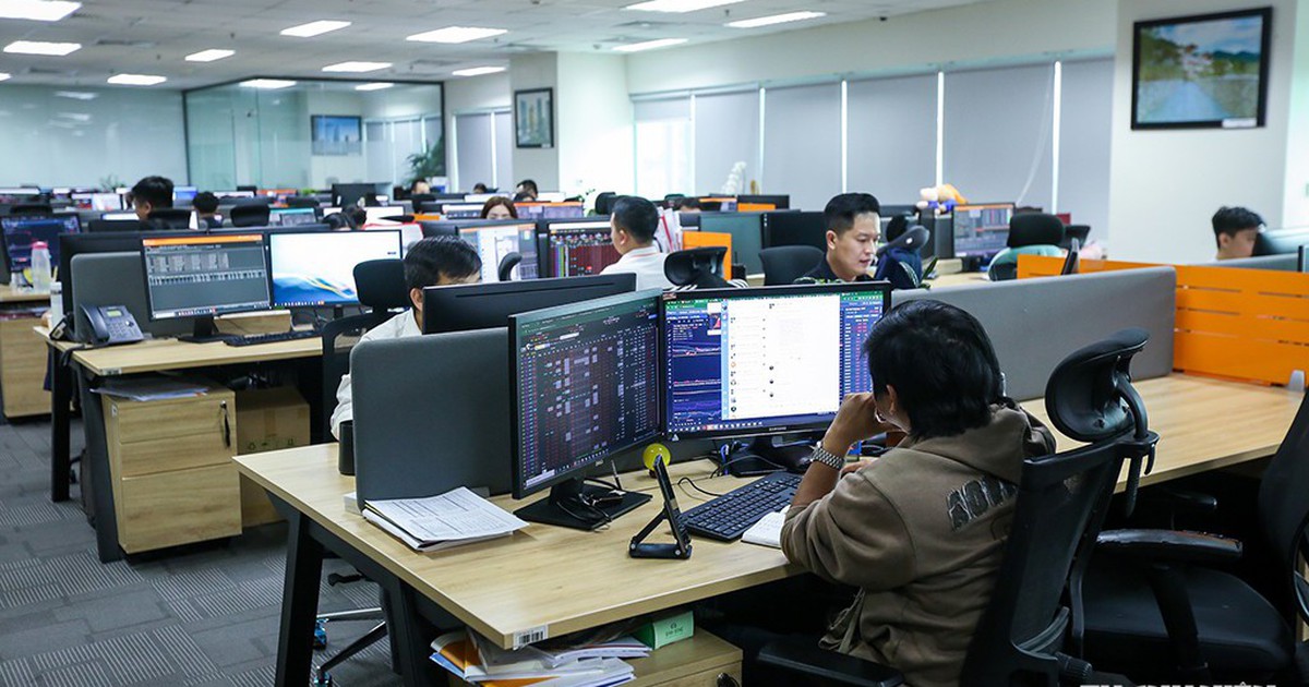 Lãnh đạo Phát Đạt, Vietcap, Vietbank tung hàng trăm tỉ đồng mua cổ phiếu
