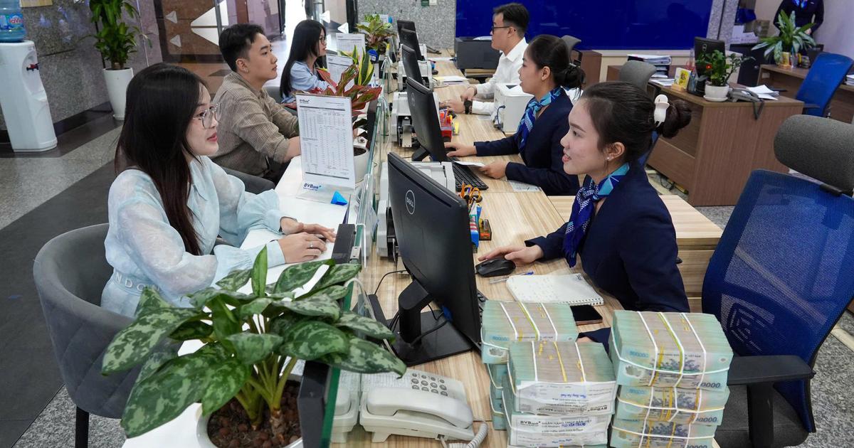 Vì sao tiền ùn ùn vào ngân hàng?