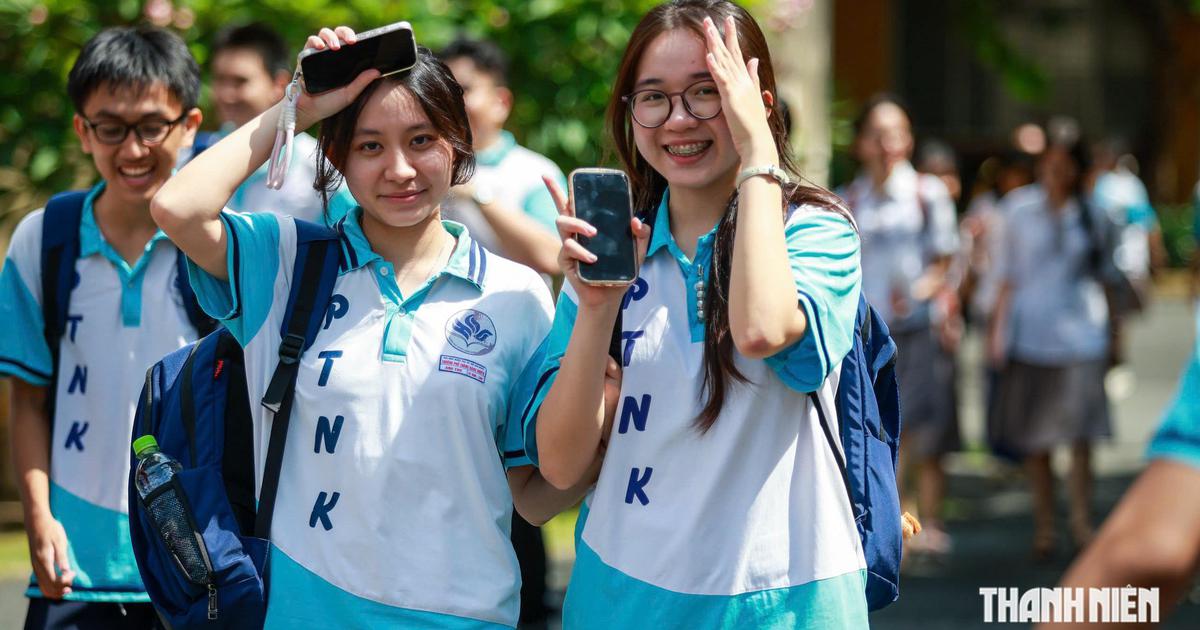 Tranh luận: Đồng phục nên áo trắng quần sẫm màu, hay mỗi trường một kiểu?