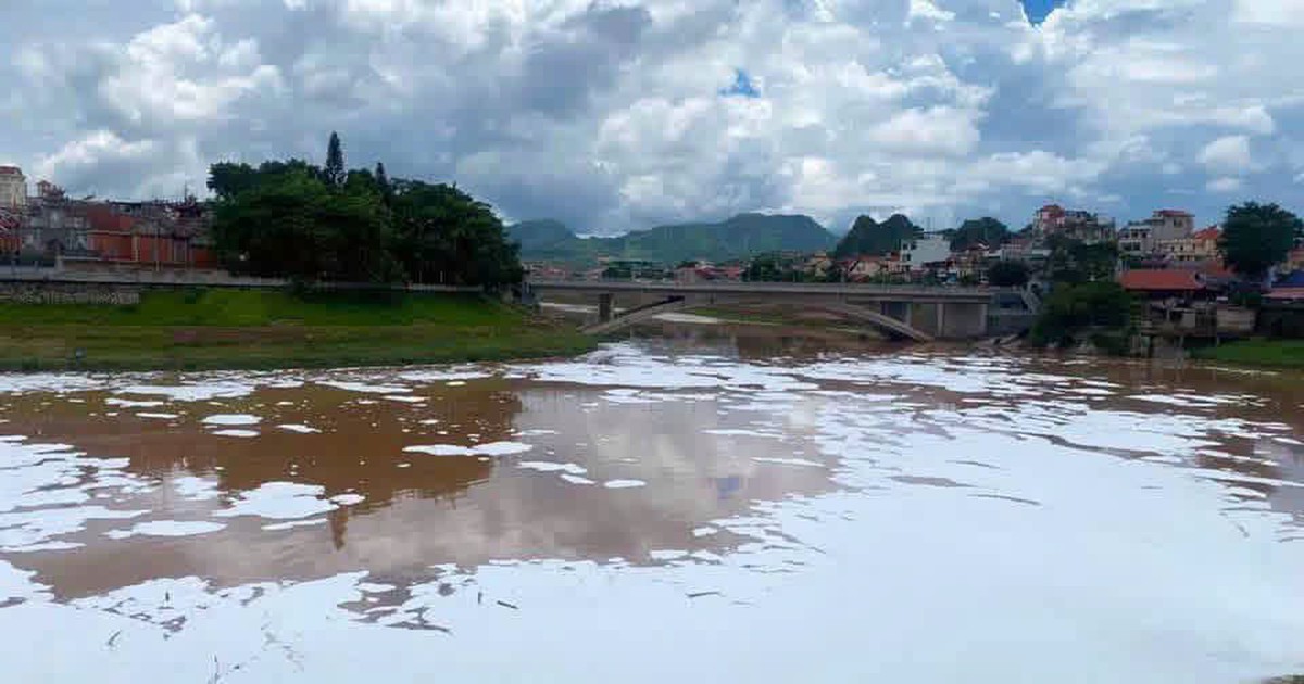 Công an vào cuộc xác minh vụ bọt trắng nổi như tuyết trên sông Kỳ Cùng