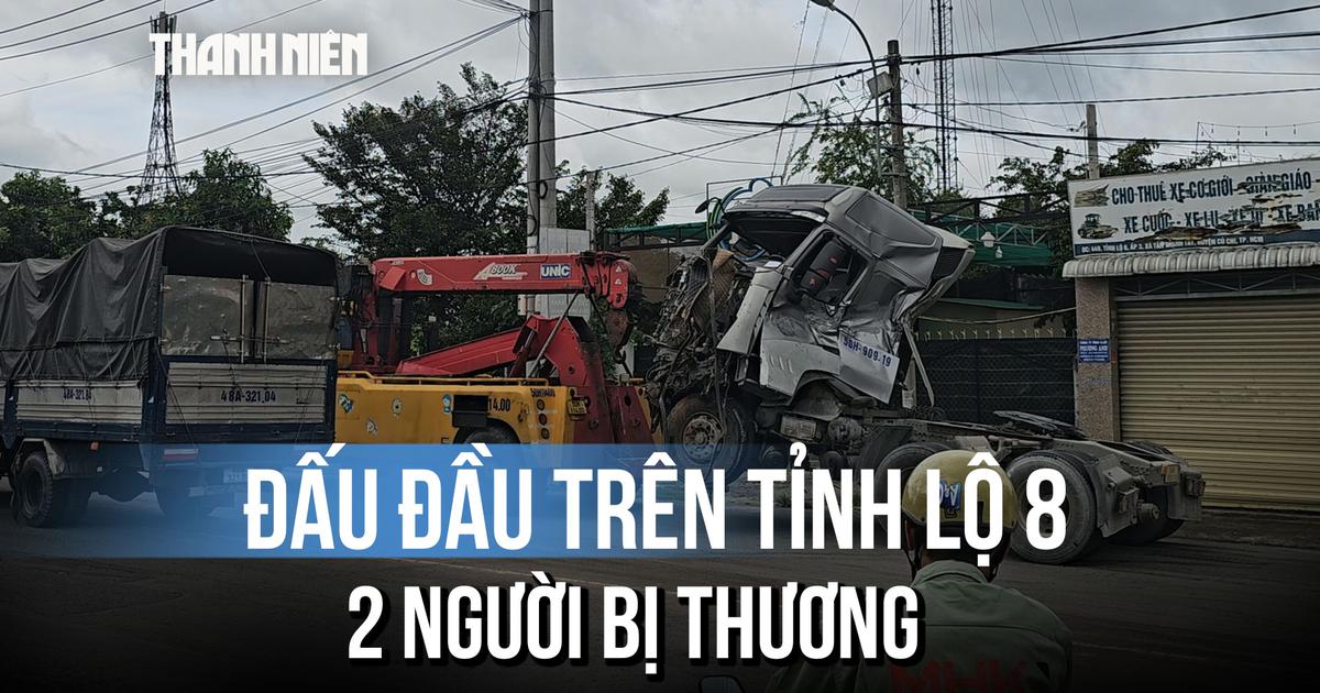 Xe đầu kéo va chạm xe tải cẩu ở TP.HCM, 2 người mắc kẹt trong ca bin