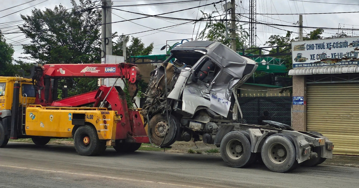 TP.HCM: Xe đầu kéo "đấu đầu" xe tải cẩu, 2 người kẹt trong ca bin
