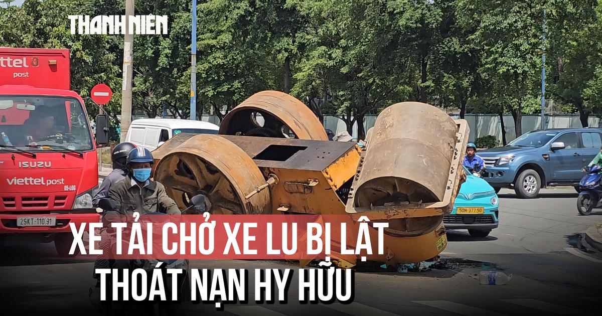 Hy hữu: Xe tải chở xe lu bất ngờ lật trên đường, 2 người thoát nạn gang tấc