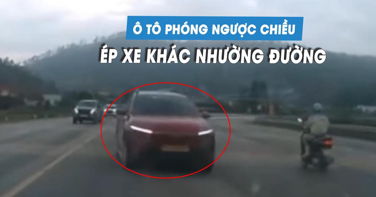 Kinh hoàng ô tô chạy ngược chiều, ép xe đi đúng luật phải nhường đường