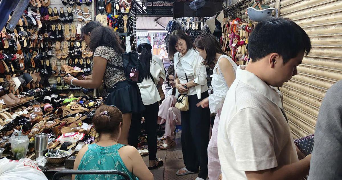 Khách quốc tế tìm đến chợ Tân Định đóng guốc mộc, nghề cũ nhộn nhịp trở lại