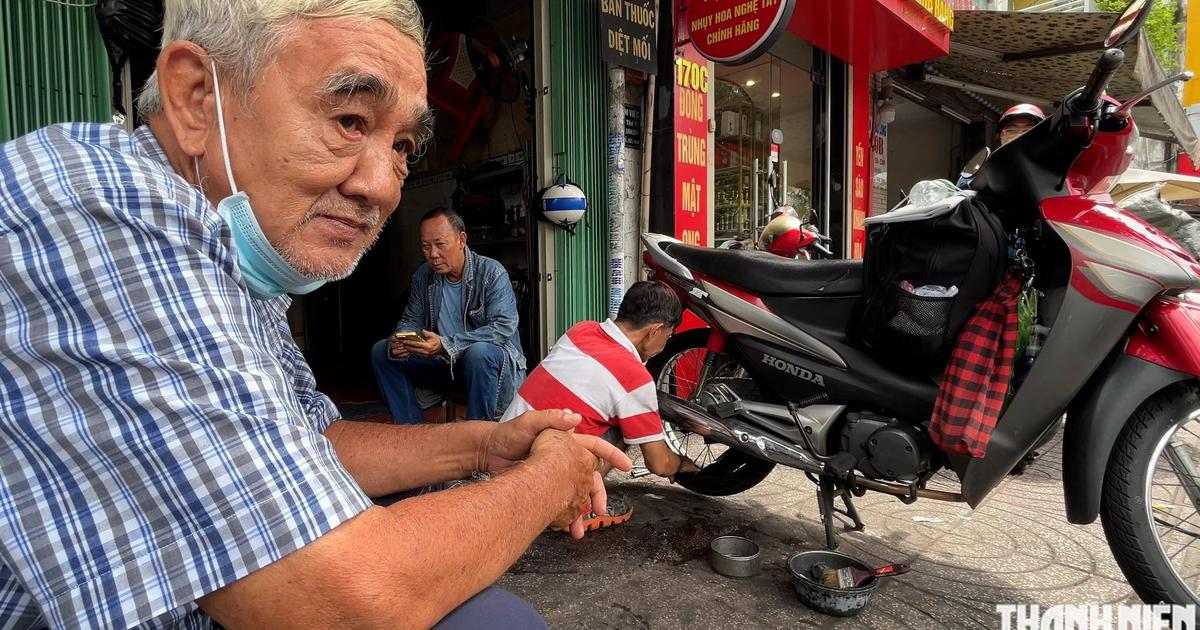 Tiệm vá xe gần 80 năm giữa trung tâm TP.HCM, khách nói miếng vá 'có bùa'