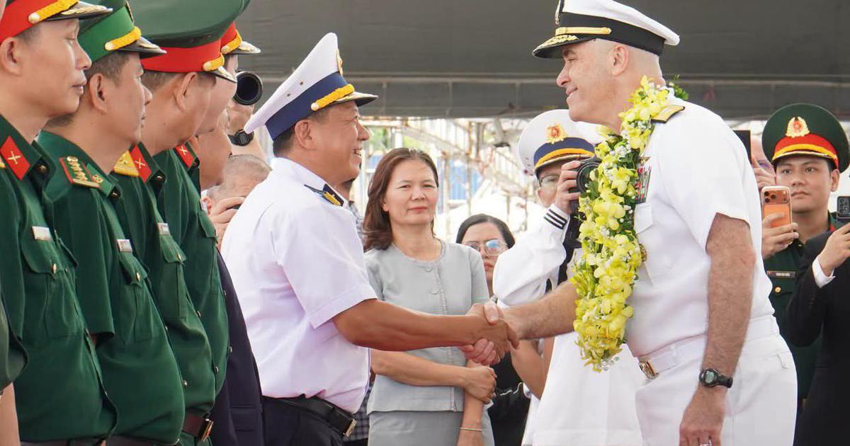 Tàu sân bay Mỹ USS George Washington cập cảng Đà Nẵng