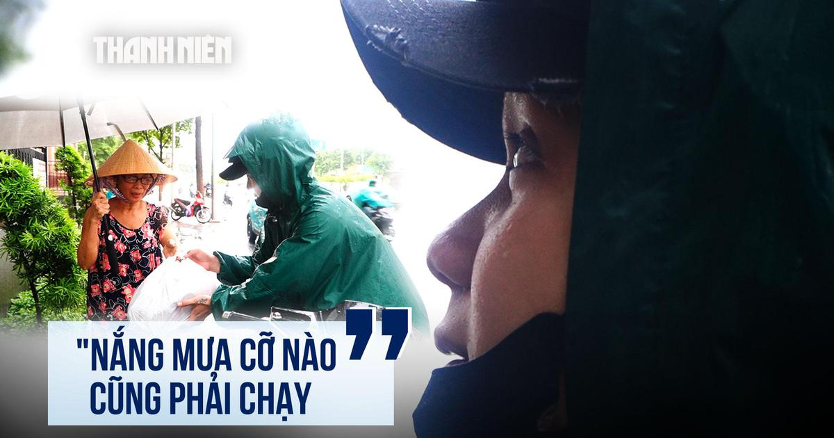 Mưa lớn ập xuống, câu nói của nam shipper nuôi con 8 tháng khiến nhiều người nghẹn lòng
