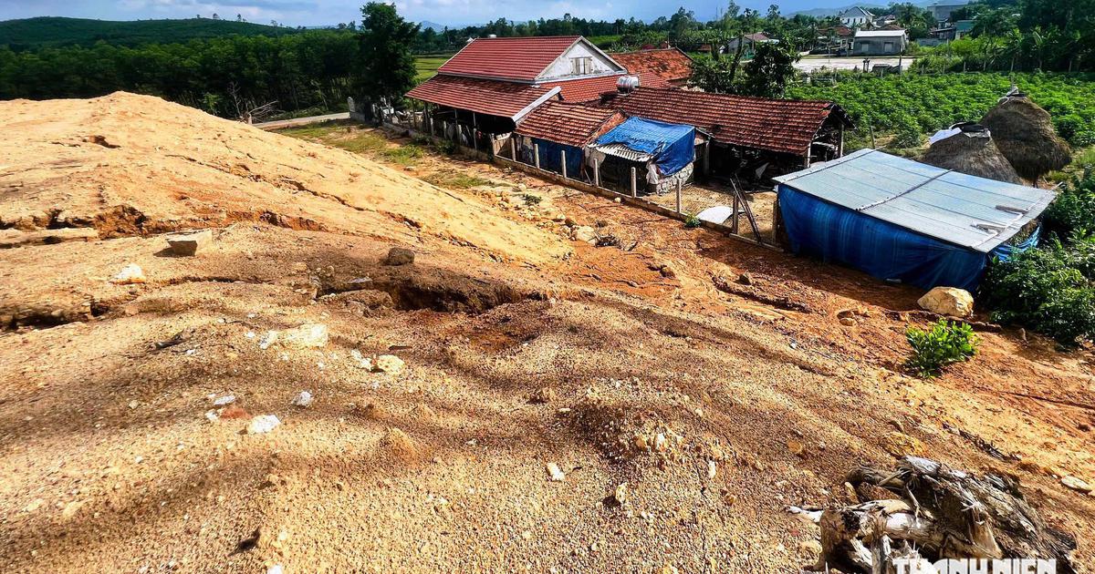 Đà Nẵng: Đất đá tràn xuống khu dân cư, nguy cơ sạt lở ‘cực kỳ nguy hiểm'