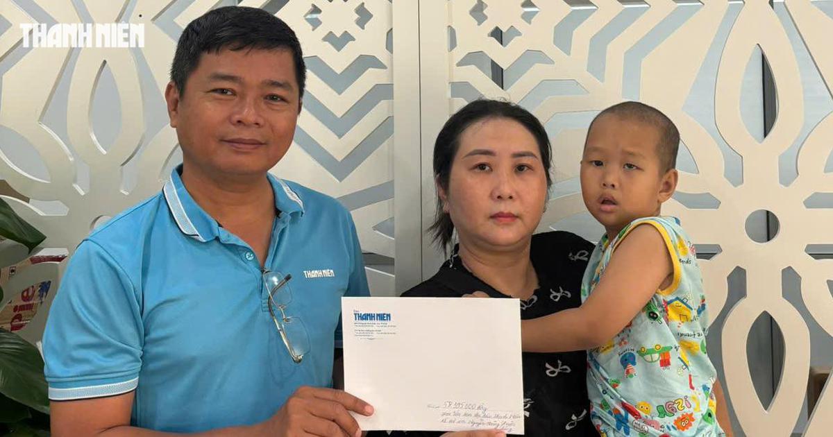 Tiếp tục trao tiền bạn đọc hỗ trợ các hoàn cảnh bệnh tật, khó khăn