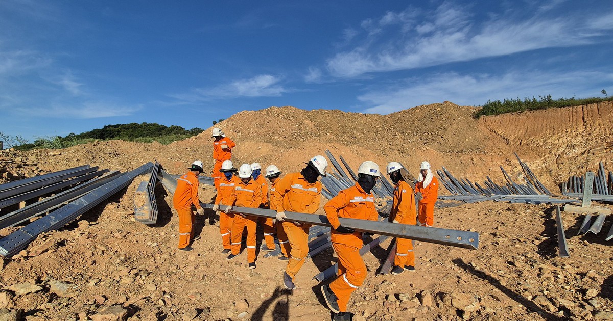 Ảnh dự thi: C&ocirc;ng nh&acirc;n ng&agrave;nh điện th&agrave;nh phố mang t&ecirc;n B&aacute;c tr&ecirc;n qu&ecirc; hương của Người