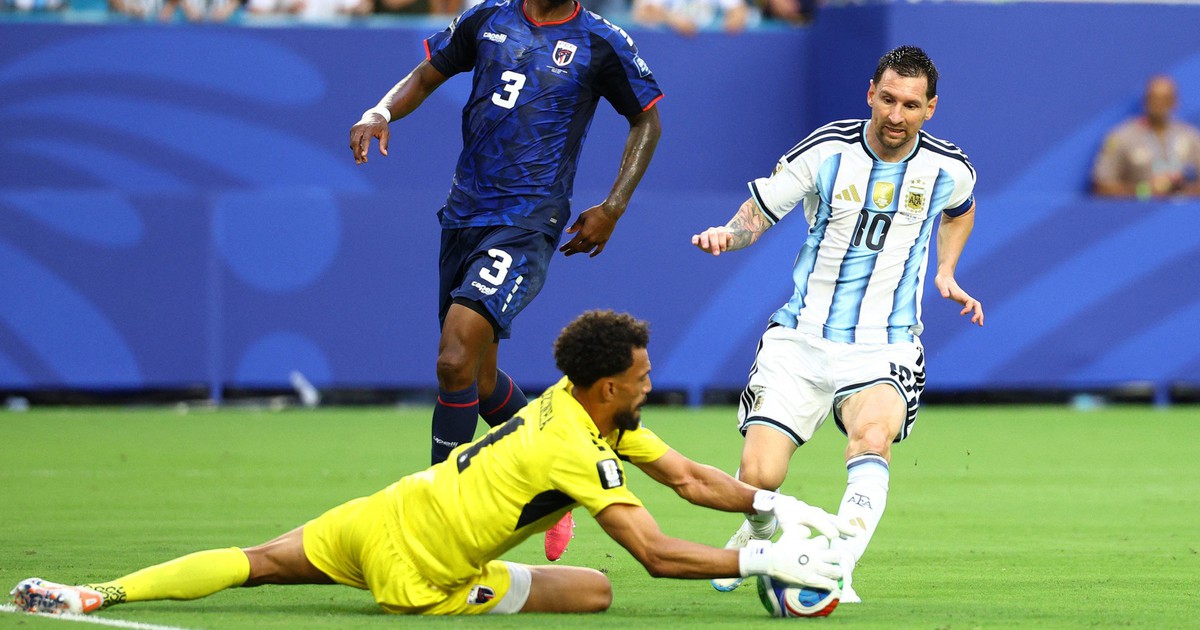 Khoảnh khắc thủ thành Vozinha chặn đứng cú sút của Messi gây sốt: Đỉnh cao đời người!