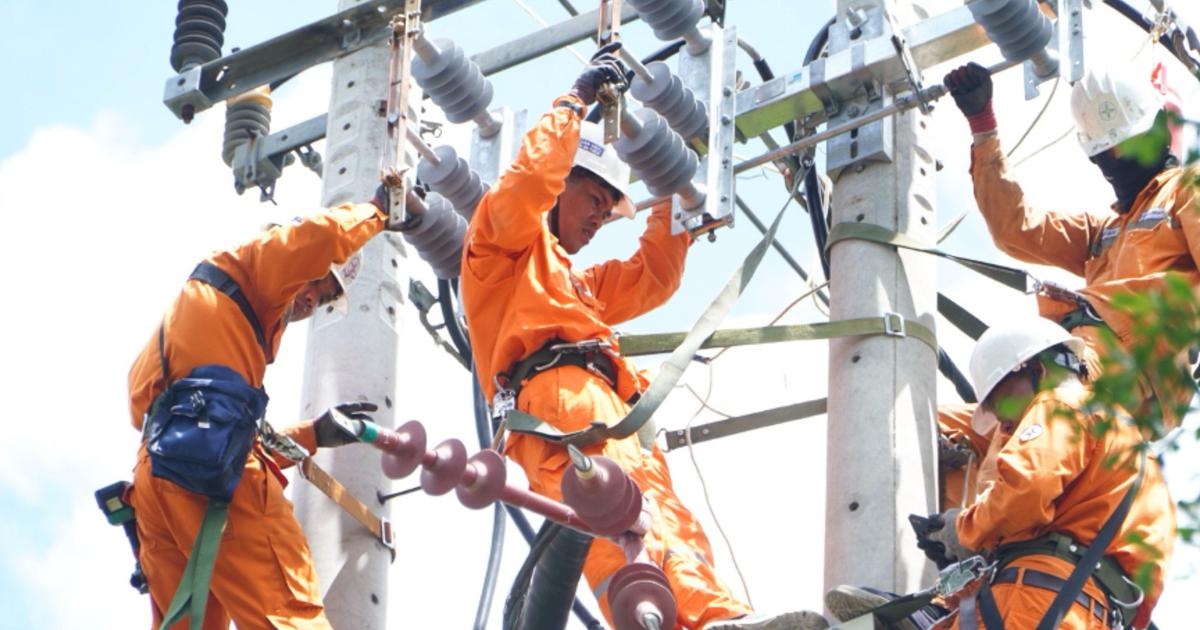 Ảnh dự thi: Điện lực TP.HCM tăng tốc hiện đại h&oacute;a lưới điện