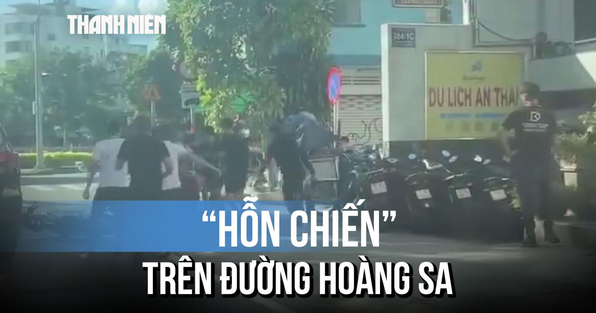 Náo loạn nhóm người đánh nhau trên đường, nghi do mâu thuẫn
