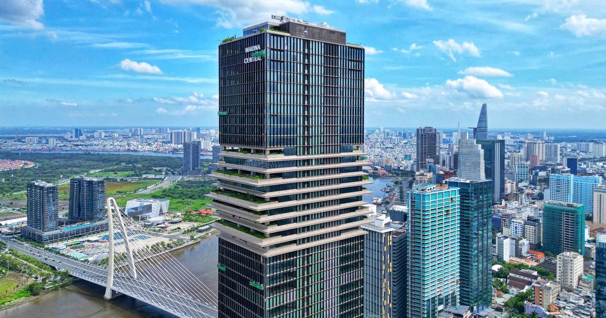 8 giờ tối nay, t&ograve;a th&aacute;p Saigon Marina IFC rực s&aacute;ng dịp 250 năm quốc kh&aacute;nh Mỹ