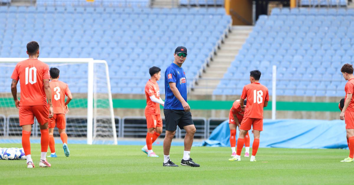 HLV Kim Sang-sik 'soi' kỹ từng vị trí trước trận đầu tiên tại Hàn Quốc, sao 1,95 m hé lộ một điều…