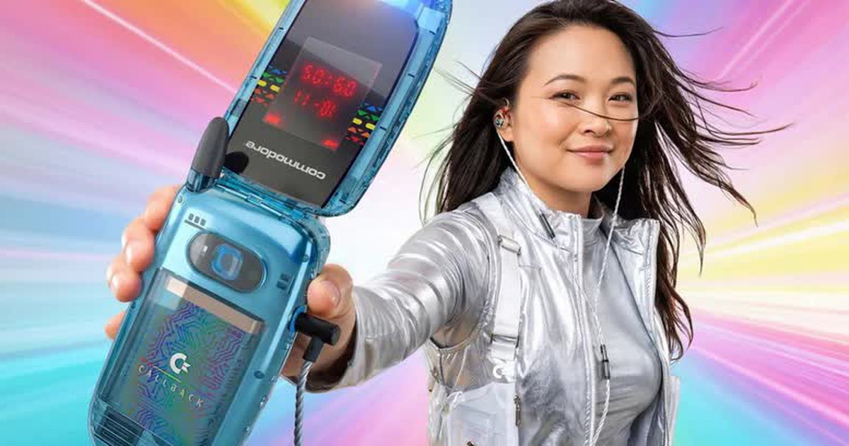Chiếc điện thoại gập "độc lạ" đang khiến Gen Z mê mẩn