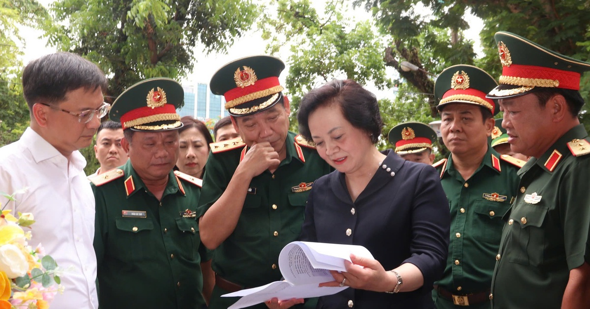 Ph&oacute; thủ tướng kiểm tra c&ocirc;ng t&aacute;c chuẩn bị t&igrave;m kiếm h&agrave;i cốt liệt sĩ tại c&ocirc;ng vi&ecirc;n L&ecirc; Thị Ri&ecirc;ng