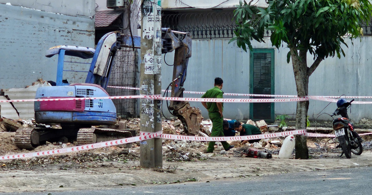 TP.HCM: Ph&aacute;t hiện đầu đạn 105 ly khi đang đ&agrave;o m&oacute;ng nh&agrave;