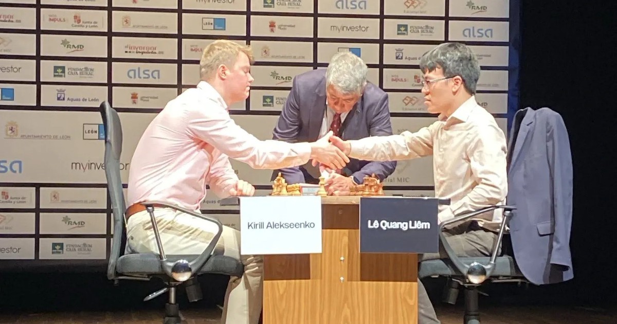 Thắng đối thủ Áo ở 'ván đấu sinh tử', kỳ thủ Lê Quang Liêm vào chung kết giải Leon Masters 2026