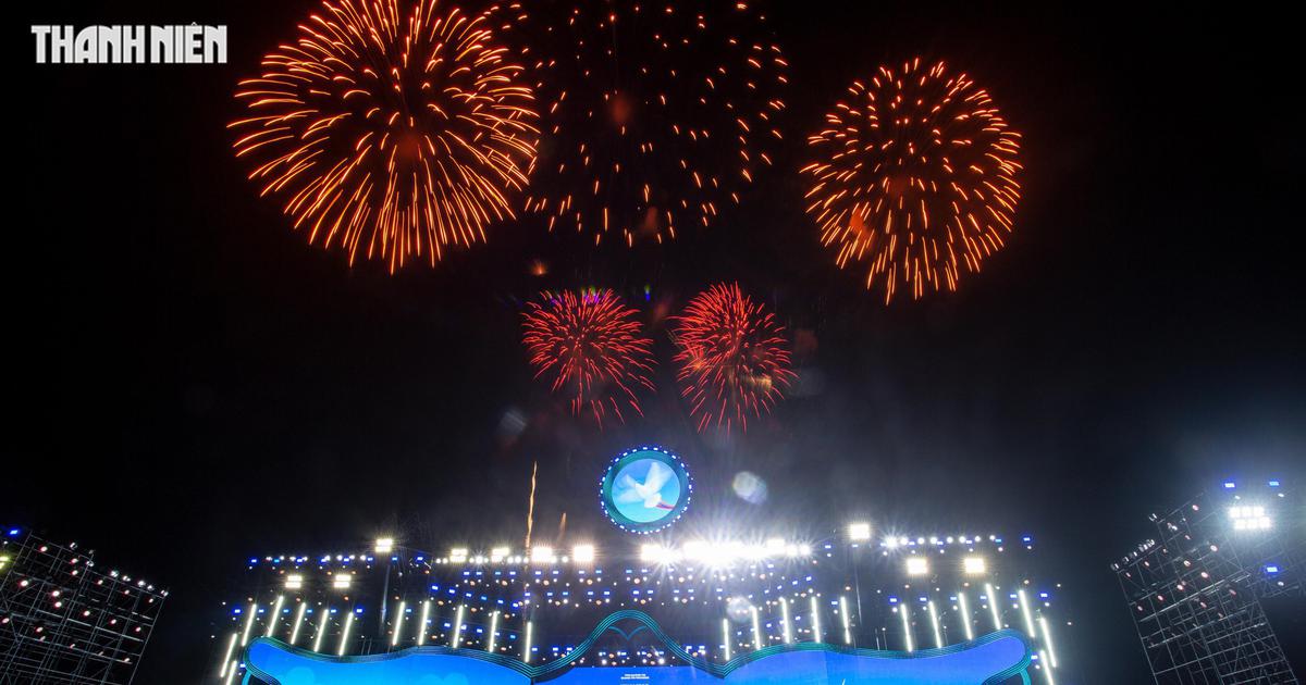 Mãn nhãn màn pháo hoa khép lại đêm khai mạc Lễ hội Vì hòa bình 2026