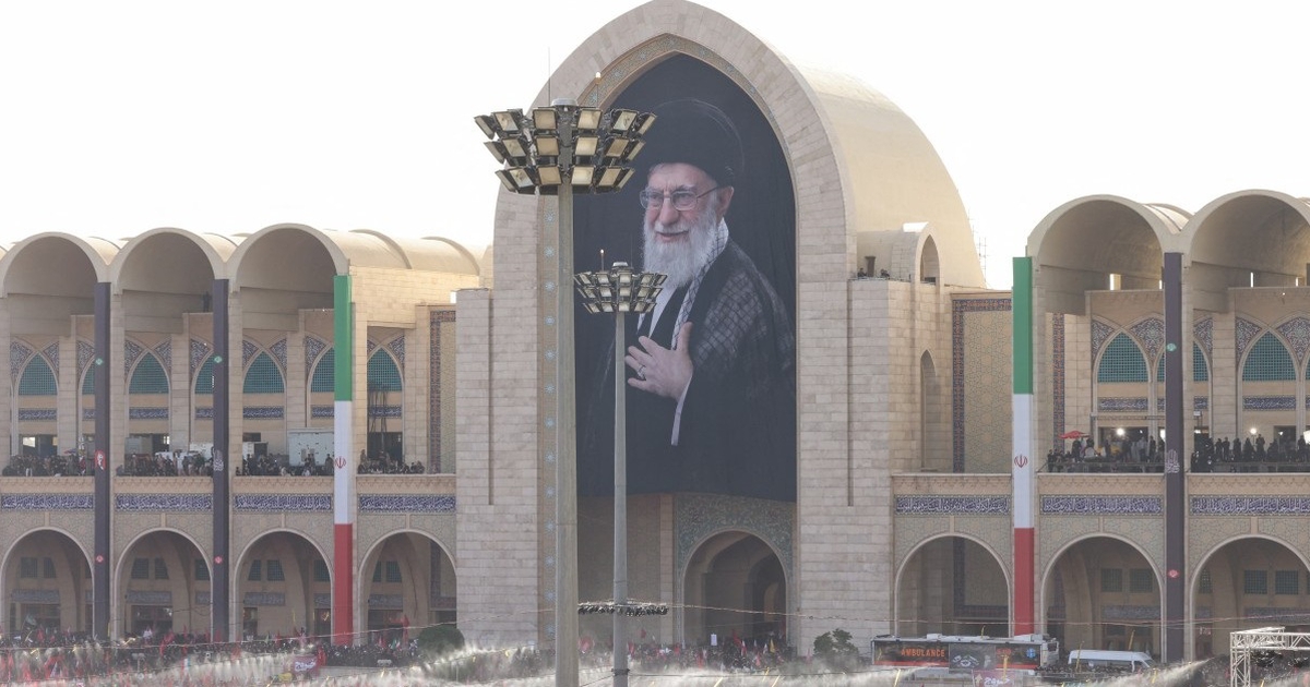 3 con trai cố Lãnh tụ tối cao Iran Ali Khamenei xuất hiện tại lễ tang