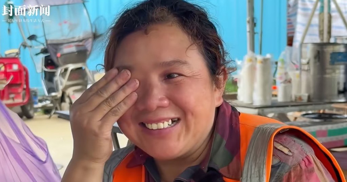 Mẹ học hết lớp 1, hằng ngày làm công trường nuôi con ăn học thành ‘thủ khoa’