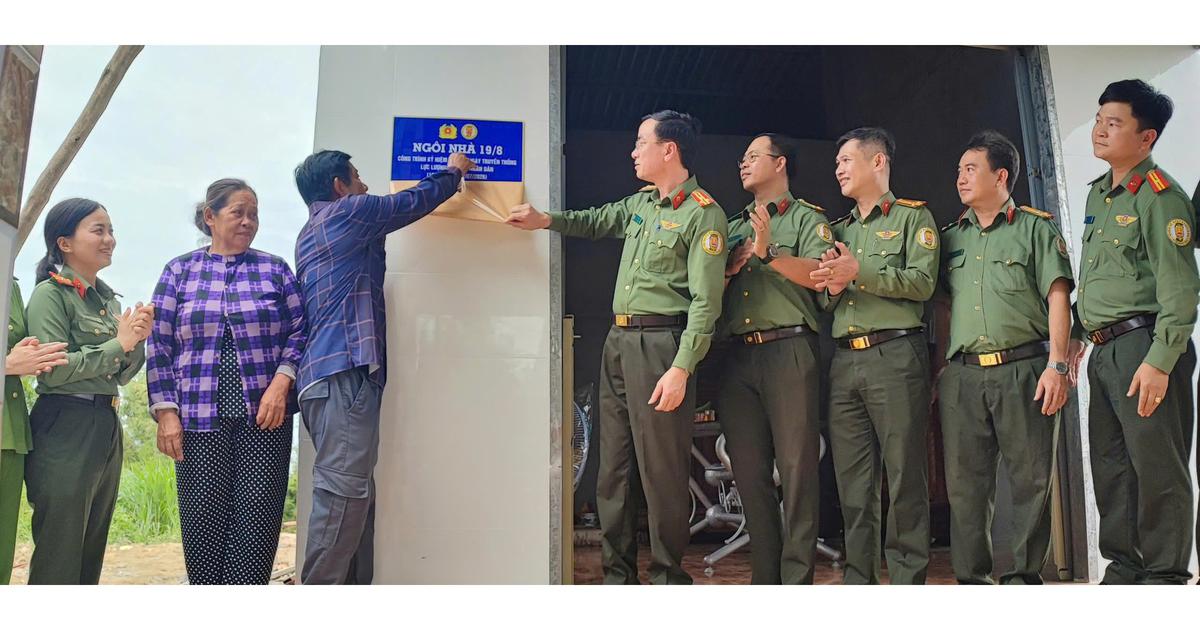 Công an cửa khẩu Tân Sơn Nhất tặng nhà cho lực lượng ANTT cơ sở khó khăn