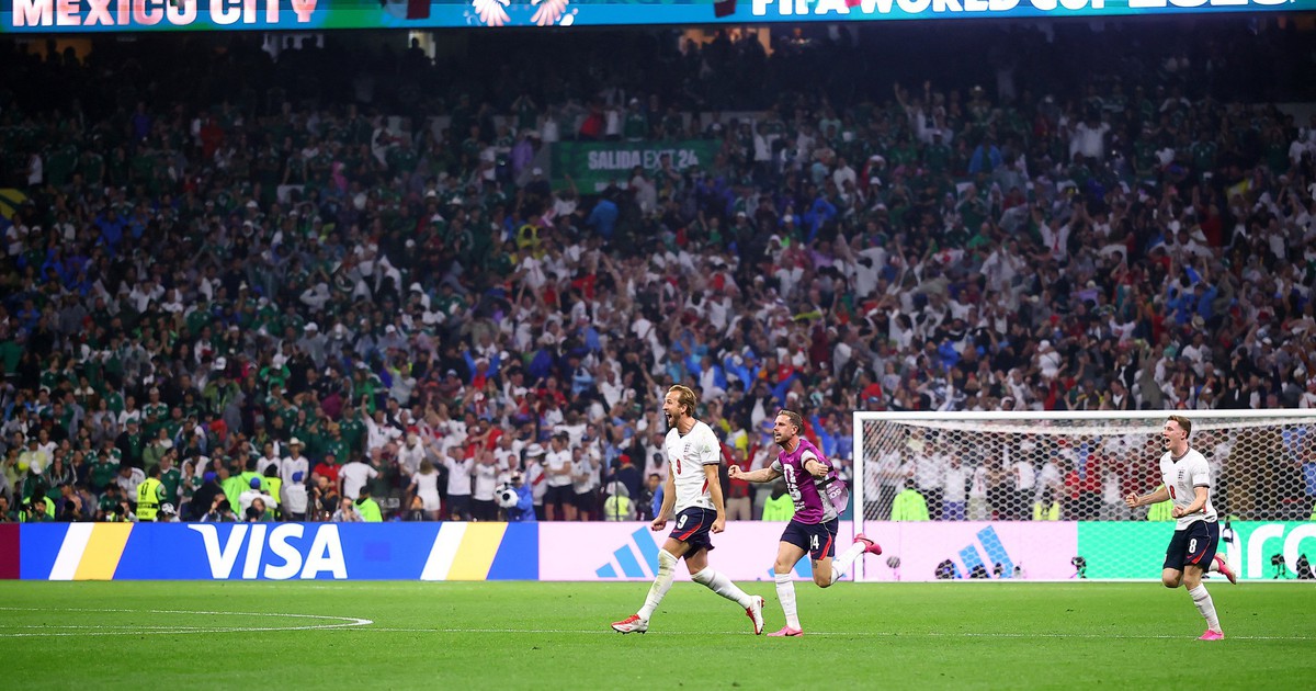 Thắng Mexico kịch tính, tiền vệ Anh Henderson chấn thương nặng vì ăn mừng: Phải cấp cứu