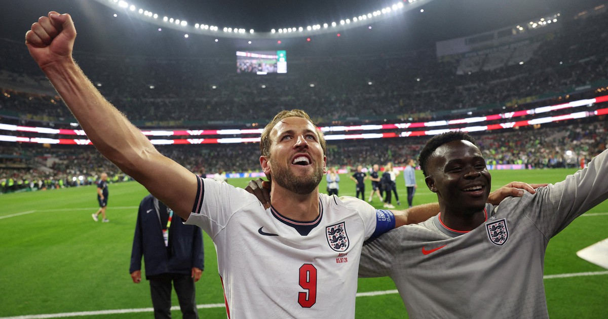 ‘Quá thương’ Harry Kane giọng khản đặc cả lại sau màn ca hát vang trời cùng hàng nghìn CĐV Anh