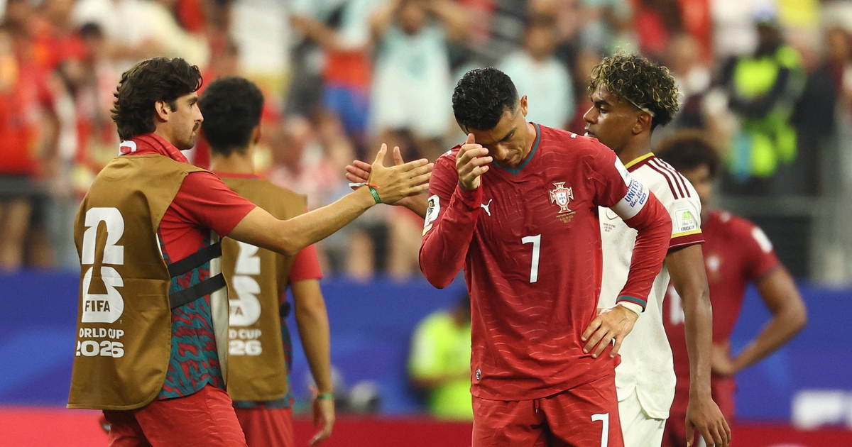 Ibrahimovic chê HLV Martinez không dám hy sinh Ronaldo, khiến Bồ Đào Nha bị loại cay đắng