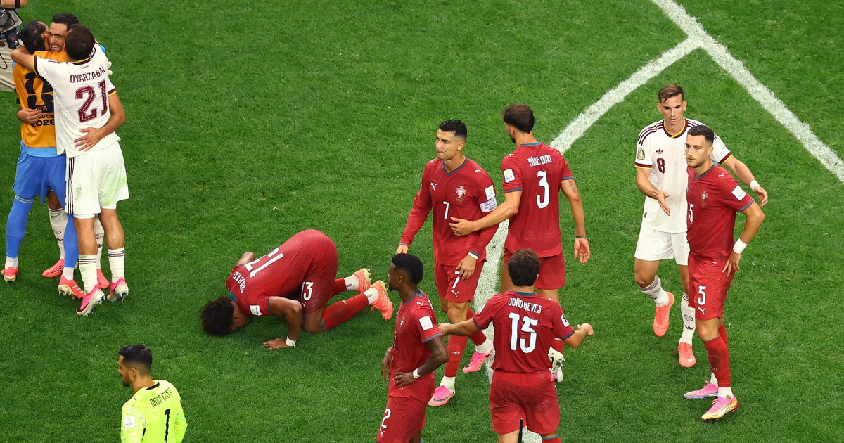 HLV Tây Ban Nha gây sốt với cảnh ôm Ronaldo: 'Tôi ngưỡng mộ giá trị anh ấy…’
