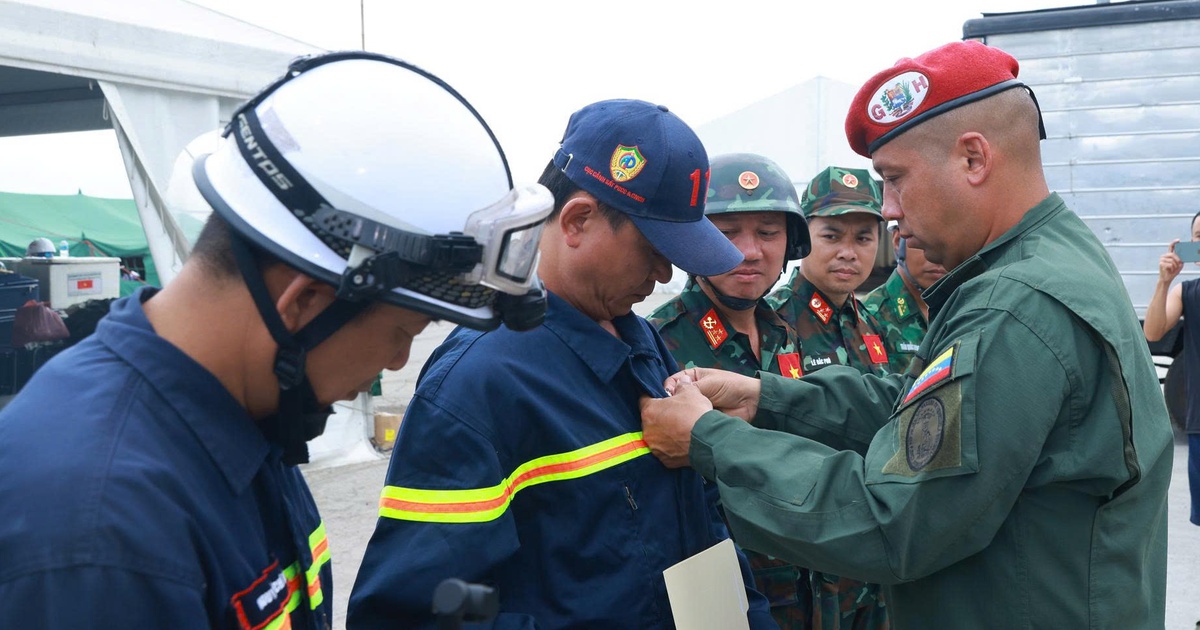 Venezuela tặng huy chương 'Anh hùng Venezuela' cho đoàn cứu hộ Việt Nam