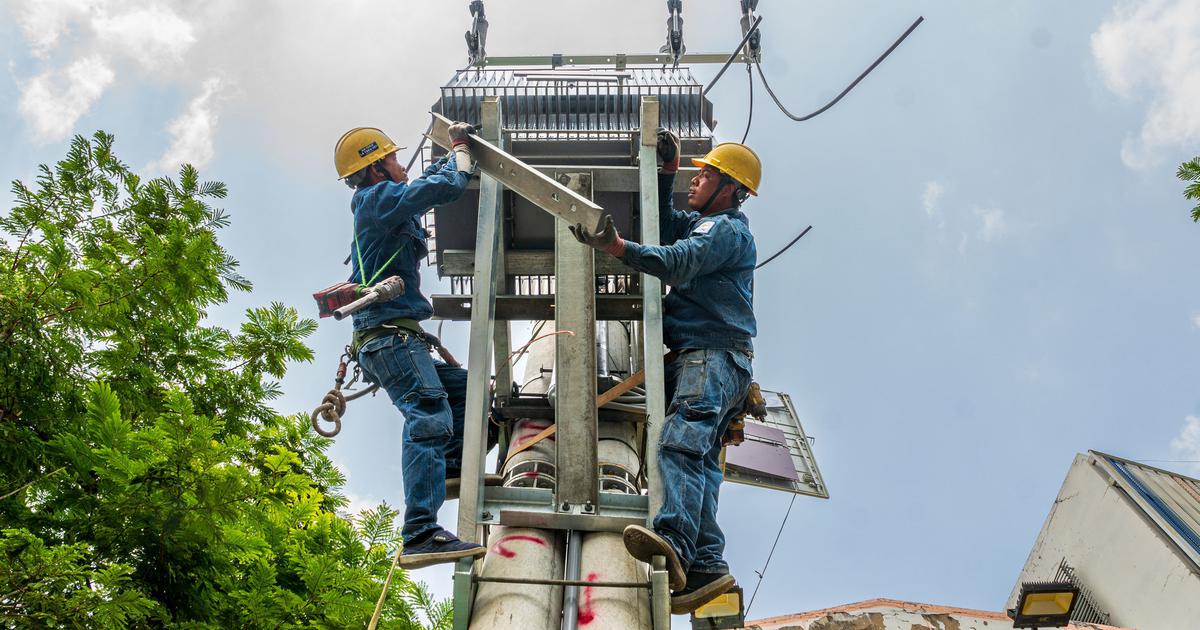 Ảnh dự thi: Thi c&ocirc;ng lắp r&aacute;p điện trung thế