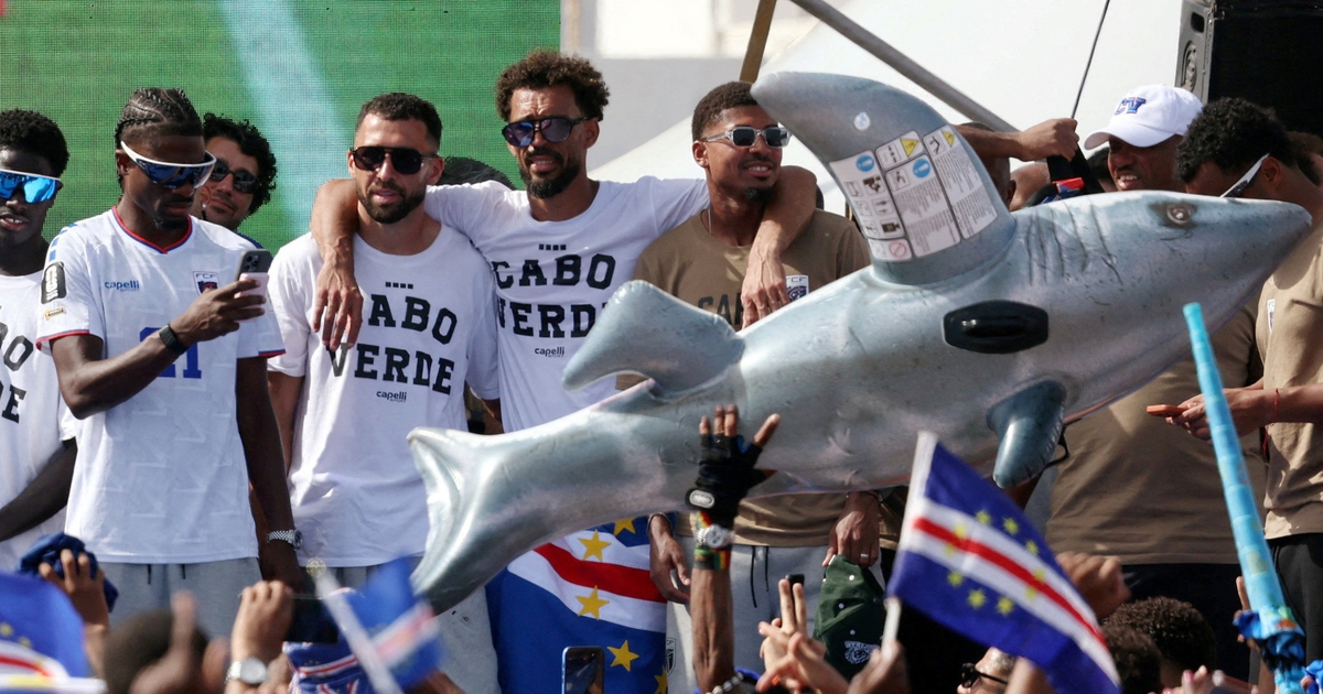 Những người hùng Cabo Verde được chào đón vô cùng nồng hậu tại quê nhà, thủ môn Vozinha ‘đắt show’
