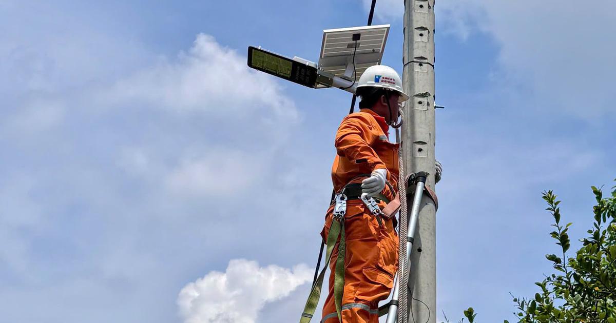 Cảm ơn 'những người đưa &aacute;nh s&aacute;ng' đ&atilde; lu&ocirc;n s&aacute;t c&aacute;nh c&ugrave;ng đất nước