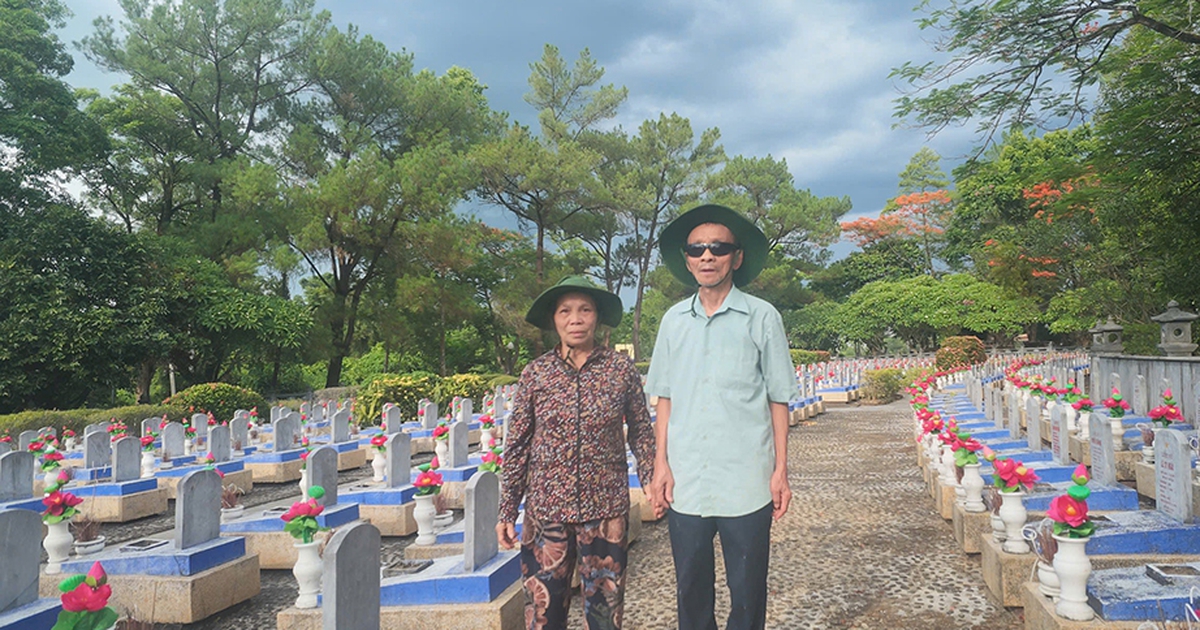 Năm người con đưa cha mẹ đi thăm đồng đội ở nghĩa trang liệt sĩ