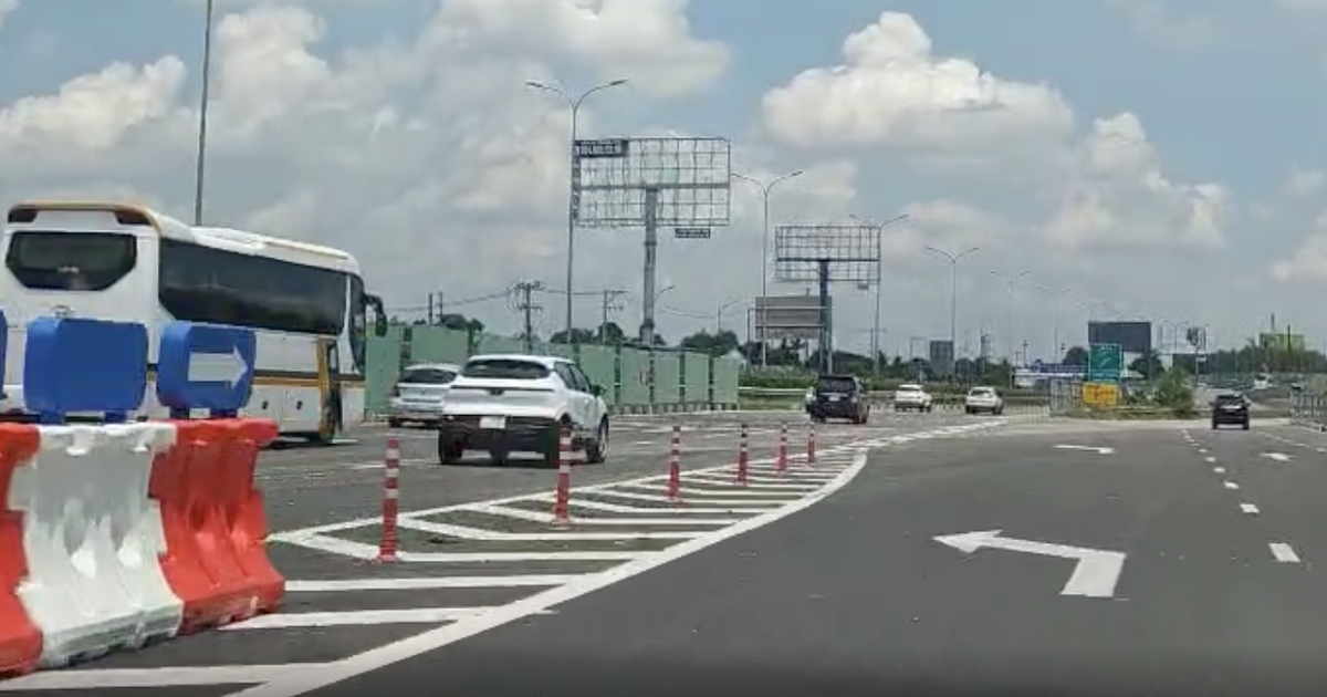 Nhiều t&agrave;i xế bị phạt nguội khi ra v&agrave;o cao tốc: Đi sao mới đ&uacute;ng?
