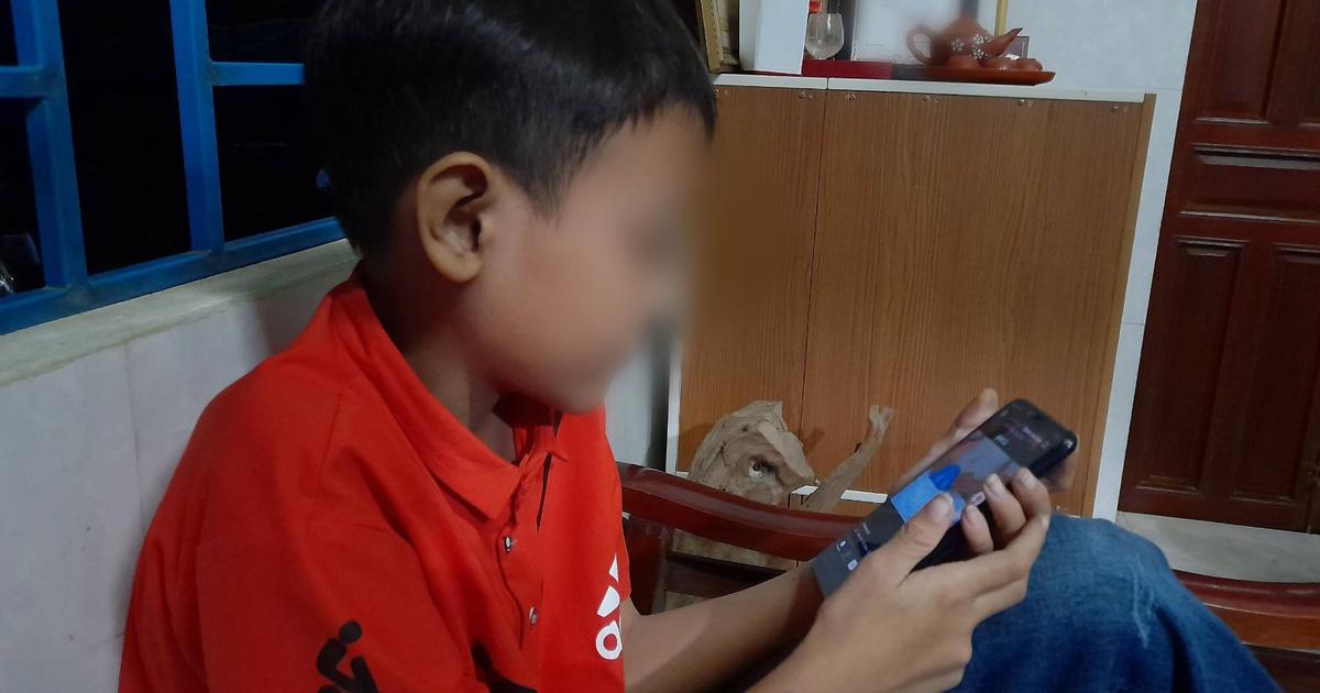 Con 'nghiện' điện thoại hay người lớn không nêu gương?