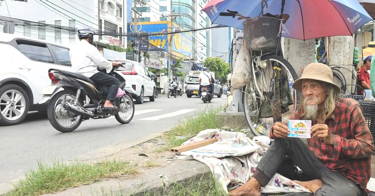 Cụ &ocirc;ng 86 tuổi đạp xe b&aacute;n v&eacute; số, chỉ mong c&ograve;n sức lo cho vợ bệnh